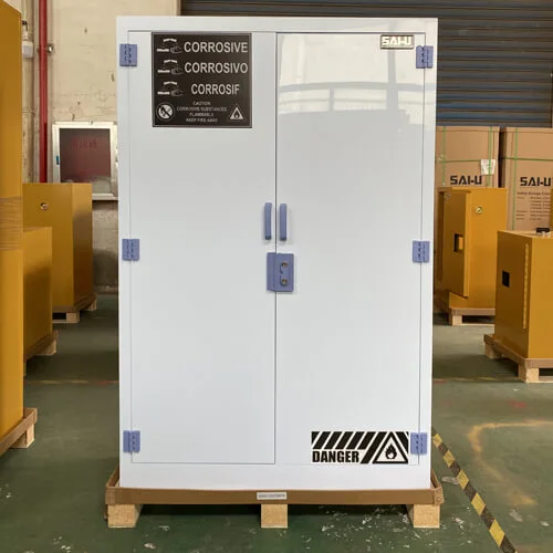 Où une armoire de stockage corrosive solide doit être placée